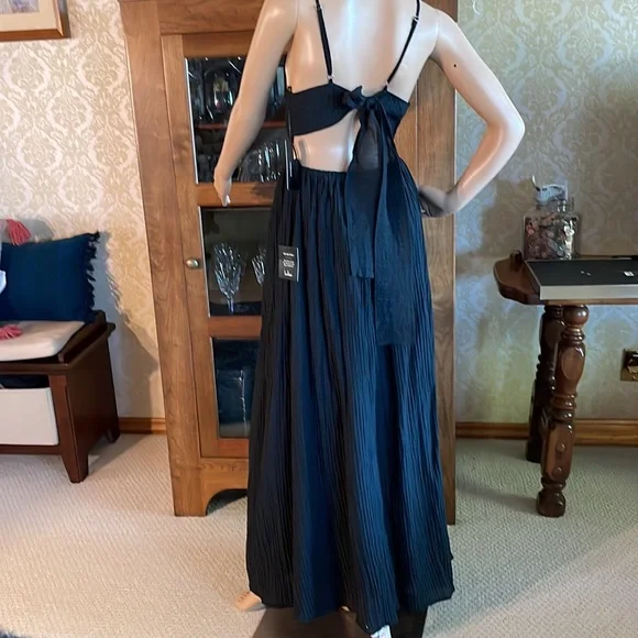 Incredible black crinkle look cut out maxi - Picture 3 of 7